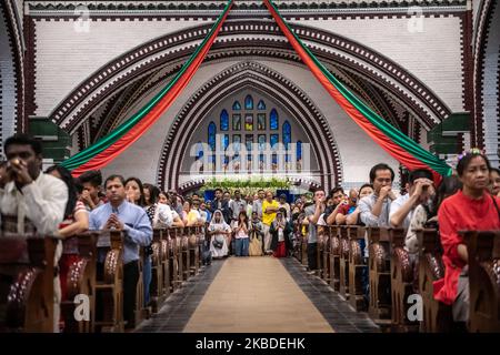 Am 24. Dezember 2019 beten christliche Gläubige in Myanmar während einer Heiligabend-Messe in der St. Mary’s Cathedral in Yangon, Myanmar. (Foto von Shwe Paw Mya Tin/NurPhoto) Stockfoto