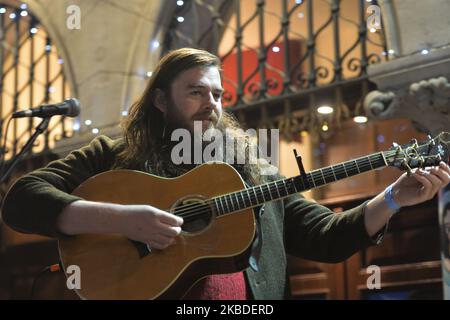 John Francis Flynn tritt während des jährlichen Weihnachtsbusks zur Unterstützung der Dublin Simon Community vor dem Gaiety Theatre in Dublin auf. Hunderte nahmen an dem jährlichen Sammelkonzert Teil, in der Hoffnung, den Frontmann Bono aus dem Jahr U2 zu sehen. Am Dienstag, den 24. Dezember 2019, in Dublin, Irland. (Foto von Artur Widak/NurPhoto) Stockfoto