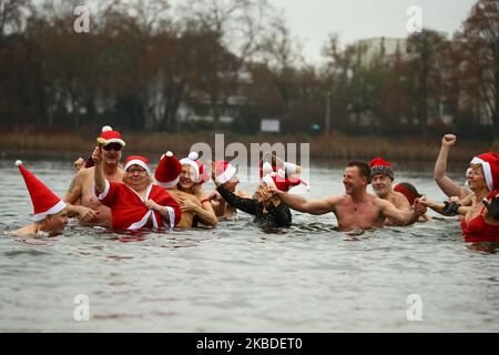 Schwimmer des Vereins Berliner Seehunde werden am 25. Dezember 2019 beim traditionellen Weihnachtsschwimmbad am Orankesee in Berlin abgebildet. (Foto von Emmanuele Contini/NurPhoto) Stockfoto