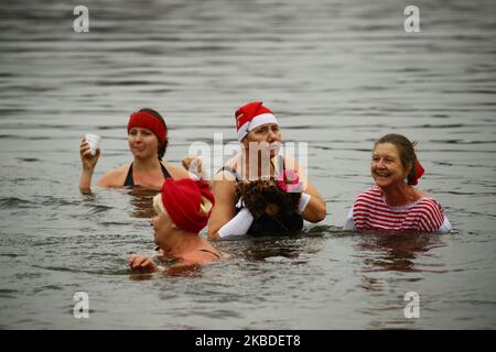 Schwimmer des Vereins Berliner Seehunde werden am 25. Dezember 2019 beim traditionellen Weihnachtsschwimmbad am Orankesee in Berlin abgebildet. (Foto von Emmanuele Contini/NurPhoto) Stockfoto