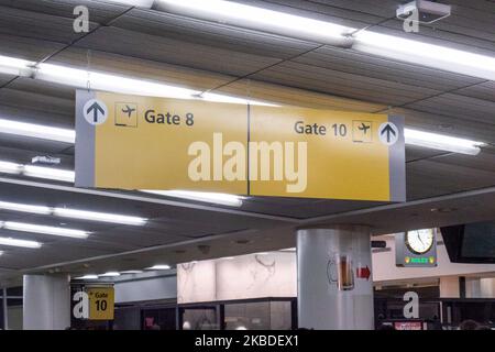 Im Hallenbereich des Terminals 1, Wartezimmer, Tore, Sitze, Toiletten, Geschäfte, Duty-Free-Geschäfte, Lounges mit Glasfenstern, Stühlen und Flugzeugen am JFK/KJFK John F. Kennedy International Airport in New York City, USA. JFK ist mit 4 Start- und Landebahnen und 8 Terminals einer der größten Flughäfen der Welt und damit das verkehrsreichste internationale Fluggastgateway in den USA. NY, Vereinigte Staaten von Amerika (Foto: Nicolas Economou/NurPhoto) Stockfoto