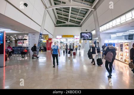 Im Hallenbereich des Terminals 1, Wartezimmer, Tore, Sitze, Toiletten, Geschäfte, Duty-Free-Geschäfte, Lounges mit Glasfenstern, Stühlen und Flugzeugen am JFK/KJFK John F. Kennedy International Airport in New York City, USA. JFK ist mit 4 Start- und Landebahnen und 8 Terminals einer der größten Flughäfen der Welt und damit das verkehrsreichste internationale Fluggastgateway in den USA. NY, Vereinigte Staaten von Amerika (Foto: Nicolas Economou/NurPhoto) Stockfoto