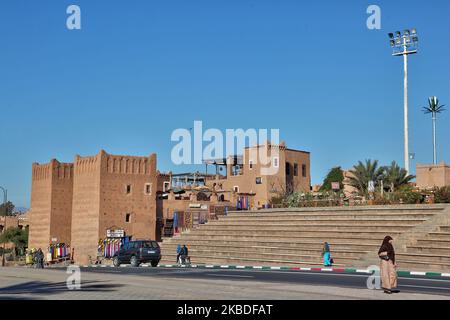 Straße vor der historischen Kasbah Taourirt im Atlasgebirge in Ouarzazate, Marokko, Afrika am 4. Januar 2016. Die Kasbah stammt aus dem 19.. Jahrhundert und verfügt über fast 300 Zimmer. (Foto von Creative Touch Imaging Ltd./NurPhoto) Stockfoto