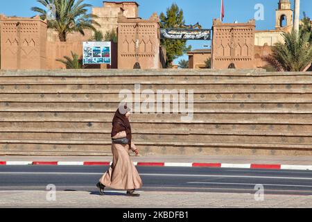 Berberfrau geht an den Stufen vorbei, die zum historischen Taourirt Kasbah führen, das sich am 4. Januar 2016 im Atlasgebirge in Ouarzazate, Marokko, Afrika, befindet. Die Kasbah stammt aus dem 19.. Jahrhundert und verfügt über fast 300 Zimmer. (Foto von Creative Touch Imaging Ltd./NurPhoto) Stockfoto