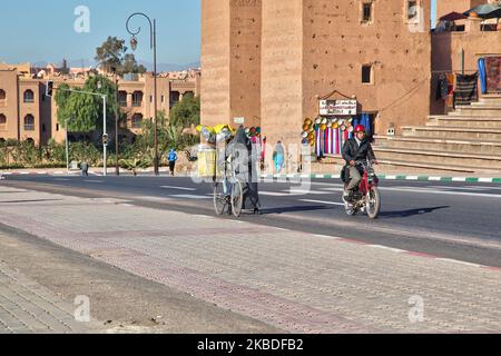 Straße außerhalb des historischen Taourirt Kasbah im Atlasgebirge in Ouarzazate, Marokko, Afrika am 4. Januar 2016. Die Kasbah stammt aus dem 19.. Jahrhundert und verfügt über fast 300 Zimmer. (Foto von Creative Touch Imaging Ltd./NurPhoto) Stockfoto