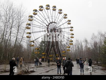 Am 25. Dezember 2019 blicken Besucher auf eine verlassene Stadt Pripyat in Tschernobyl, Ukraine. Die Tschernobyl-Katastrophe im Kernkraftwerk Tschernobyl ereignete sich am 26. April 1986. (Foto von STR/NurPhoto) Stockfoto