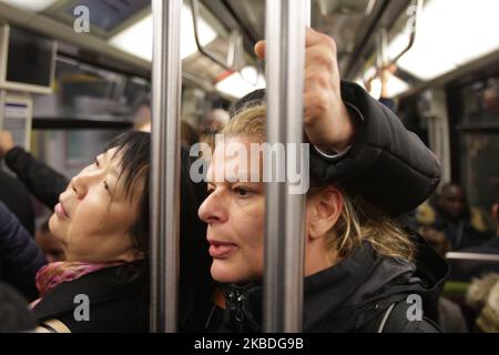 Pendler steigen am 26. Dezember 2019 in Paris, Frankreich, in die U-Bahn-Linie 1 vom Bahnhof La Defense zum Chateau De Vincennes ein. Die französischen Gewerkschaften streiken nach 22 Tagen weiterhin gegen das System der Rentenreformpläne. (Foto von Paulo Amorim/NurPhoto) Stockfoto