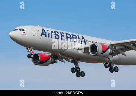 Air Serbia Airbus A330-200 mit der Registrierung YU-ARA, wie bei der endgültigen Landung auf dem New York JFK KJFK John F. Kennedy International Airport in blauem Himmel zu sehen. Das Großraumflugzeug Airbus A330 trägt die Registrierung YU-ARA, den Namen Nikola Tesla, ist mit dem Logo „Serbia creates“ in Sonderfarben gestrichen und verfügt über 2x GE-Düsentriebwerke. Die Fluggesellschaft JU ASL AirSerbia verbindet die serbische Hauptstadt Belgrad mit NYC. Die Fluggesellschaft gehört der Regierung Serbiens und Etihad Airways. 14. November 2019 - New York City, USA (Foto von Nicolas Economou/NurPhoto) Stockfoto