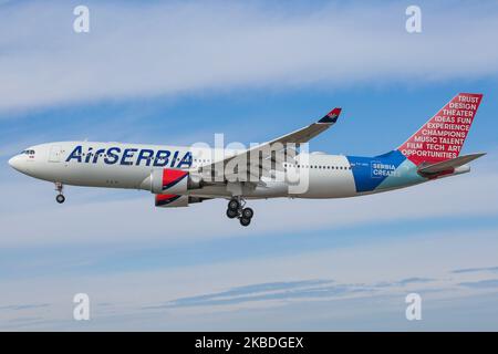 Air Serbia Airbus A330-200 mit der Registrierung YU-ARA, wie bei der endgültigen Landung auf dem New York JFK KJFK John F. Kennedy International Airport in blauem Himmel zu sehen. Das Großraumflugzeug Airbus A330 trägt die Registrierung YU-ARA, den Namen Nikola Tesla, ist mit dem Logo „Serbia creates“ in Sonderfarben gestrichen und verfügt über 2x GE-Düsentriebwerke. Die Fluggesellschaft JU ASL AirSerbia verbindet die serbische Hauptstadt Belgrad mit NYC. Die Fluggesellschaft gehört der Regierung Serbiens und Etihad Airways. 14. November 2019 - New York City, USA (Foto von Nicolas Economou/NurPhoto) Stockfoto