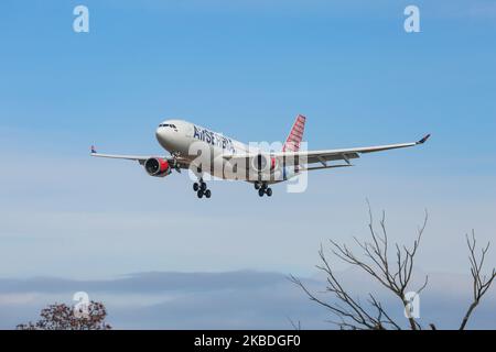 Air Serbia Airbus A330-200 mit der Registrierung YU-ARA, wie bei der endgültigen Landung auf dem New York JFK KJFK John F. Kennedy International Airport in blauem Himmel zu sehen. Das Großraumflugzeug Airbus A330 trägt die Registrierung YU-ARA, den Namen Nikola Tesla, ist mit dem Logo „Serbia creates“ in Sonderfarben gestrichen und verfügt über 2x GE-Düsentriebwerke. Die Fluggesellschaft JU ASL AirSerbia verbindet die serbische Hauptstadt Belgrad mit NYC. Die Fluggesellschaft gehört der Regierung Serbiens und Etihad Airways. 14. November 2019 - New York City, USA (Foto von Nicolas Economou/NurPhoto) Stockfoto