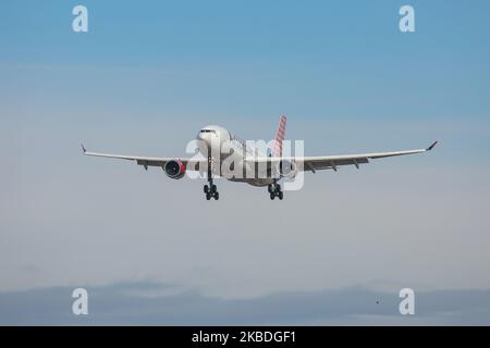Air Serbia Airbus A330-200 mit der Registrierung YU-ARA, wie bei der endgültigen Landung auf dem New York JFK KJFK John F. Kennedy International Airport in blauem Himmel zu sehen. Das Großraumflugzeug Airbus A330 trägt die Registrierung YU-ARA, den Namen Nikola Tesla, ist mit dem Logo „Serbia creates“ in Sonderfarben gestrichen und verfügt über 2x GE-Düsentriebwerke. Die Fluggesellschaft JU ASL AirSerbia verbindet die serbische Hauptstadt Belgrad mit NYC. Die Fluggesellschaft gehört der Regierung Serbiens und Etihad Airways. 14. November 2019 - New York City, USA (Foto von Nicolas Economou/NurPhoto) Stockfoto