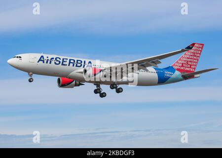 Air Serbia Airbus A330-200 mit der Registrierung YU-ARA, wie bei der endgültigen Landung auf dem New York JFK KJFK John F. Kennedy International Airport in blauem Himmel zu sehen. Das Großraumflugzeug Airbus A330 trägt die Registrierung YU-ARA, den Namen Nikola Tesla, ist mit dem Logo „Serbia creates“ in Sonderfarben gestrichen und verfügt über 2x GE-Düsentriebwerke. Die Fluggesellschaft JU ASL AirSerbia verbindet die serbische Hauptstadt Belgrad mit NYC. Die Fluggesellschaft gehört der Regierung Serbiens und Etihad Airways. 14. November 2019 - New York City, USA (Foto von Nicolas Economou/NurPhoto) Stockfoto