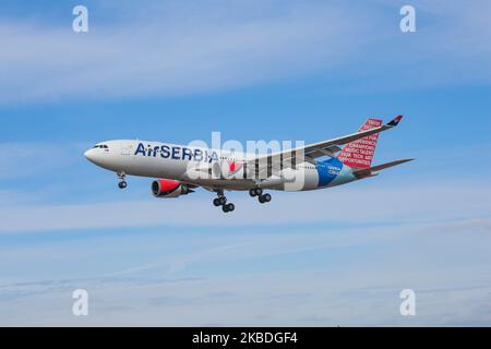 Air Serbia Airbus A330-200 mit der Registrierung YU-ARA, wie bei der endgültigen Landung auf dem New York JFK KJFK John F. Kennedy International Airport in blauem Himmel zu sehen. Das Großraumflugzeug Airbus A330 trägt die Registrierung YU-ARA, den Namen Nikola Tesla, ist mit dem Logo „Serbia creates“ in Sonderfarben gestrichen und verfügt über 2x GE-Düsentriebwerke. Die Fluggesellschaft JU ASL AirSerbia verbindet die serbische Hauptstadt Belgrad mit NYC. Die Fluggesellschaft gehört der Regierung Serbiens und Etihad Airways. 14. November 2019 - New York City, USA (Foto von Nicolas Economou/NurPhoto) Stockfoto