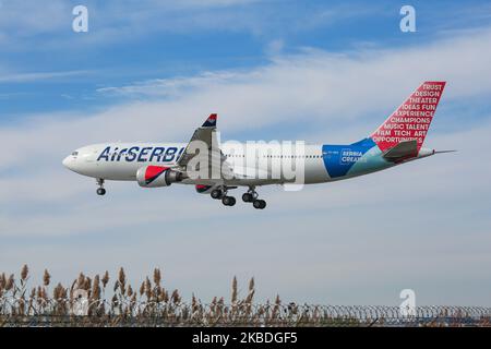 Air Serbia Airbus A330-200 mit der Registrierung YU-ARA, wie bei der endgültigen Landung auf dem New York JFK KJFK John F. Kennedy International Airport in blauem Himmel zu sehen. Das Großraumflugzeug Airbus A330 trägt die Registrierung YU-ARA, den Namen Nikola Tesla, ist mit dem Logo „Serbia creates“ in Sonderfarben gestrichen und verfügt über 2x GE-Düsentriebwerke. Die Fluggesellschaft JU ASL AirSerbia verbindet die serbische Hauptstadt Belgrad mit NYC. Die Fluggesellschaft gehört der Regierung Serbiens und Etihad Airways. 14. November 2019 - New York City, USA (Foto von Nicolas Economou/NurPhoto) Stockfoto