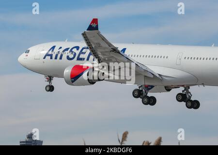 Air Serbia Airbus A330-200 mit der Registrierung YU-ARA, wie bei der endgültigen Landung auf dem New York JFK KJFK John F. Kennedy International Airport in blauem Himmel zu sehen. Das Großraumflugzeug Airbus A330 trägt die Registrierung YU-ARA, den Namen Nikola Tesla, ist mit dem Logo „Serbia creates“ in Sonderfarben gestrichen und verfügt über 2x GE-Düsentriebwerke. Die Fluggesellschaft JU ASL AirSerbia verbindet die serbische Hauptstadt Belgrad mit NYC. Die Fluggesellschaft gehört der Regierung Serbiens und Etihad Airways. 14. November 2019 - New York City, USA (Foto von Nicolas Economou/NurPhoto) Stockfoto