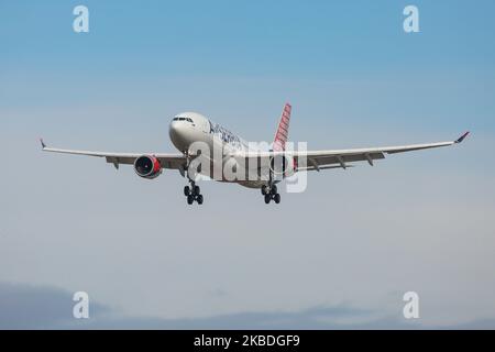 Air Serbia Airbus A330-200 mit der Registrierung YU-ARA, wie bei der endgültigen Landung auf dem New York JFK KJFK John F. Kennedy International Airport in blauem Himmel zu sehen. Das Großraumflugzeug Airbus A330 trägt die Registrierung YU-ARA, den Namen Nikola Tesla, ist mit dem Logo „Serbia creates“ in Sonderfarben gestrichen und verfügt über 2x GE-Düsentriebwerke. Die Fluggesellschaft JU ASL AirSerbia verbindet die serbische Hauptstadt Belgrad mit NYC. Die Fluggesellschaft gehört der Regierung Serbiens und Etihad Airways. 14. November 2019 - New York City, USA (Foto von Nicolas Economou/NurPhoto) Stockfoto