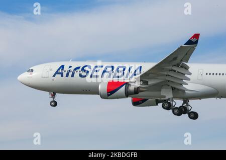 Air Serbia Airbus A330-200 mit der Registrierung YU-ARA, wie bei der endgültigen Landung auf dem New York JFK KJFK John F. Kennedy International Airport in blauem Himmel zu sehen. Das Großraumflugzeug Airbus A330 trägt die Registrierung YU-ARA, den Namen Nikola Tesla, ist mit dem Logo „Serbia creates“ in Sonderfarben gestrichen und verfügt über 2x GE-Düsentriebwerke. Die Fluggesellschaft JU ASL AirSerbia verbindet die serbische Hauptstadt Belgrad mit NYC. Die Fluggesellschaft gehört der Regierung Serbiens und Etihad Airways. 14. November 2019 - New York City, USA (Foto von Nicolas Economou/NurPhoto) Stockfoto