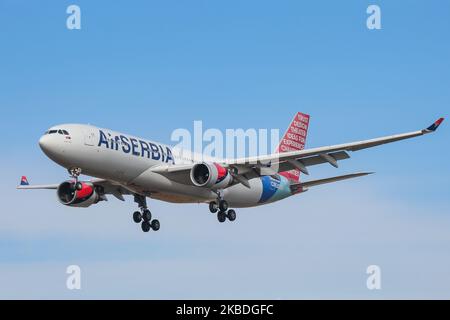 Air Serbia Airbus A330-200 mit der Registrierung YU-ARA, wie bei der endgültigen Landung auf dem New York JFK KJFK John F. Kennedy International Airport in blauem Himmel zu sehen. Das Großraumflugzeug Airbus A330 trägt die Registrierung YU-ARA, den Namen Nikola Tesla, ist mit dem Logo „Serbia creates“ in Sonderfarben gestrichen und verfügt über 2x GE-Düsentriebwerke. Die Fluggesellschaft JU ASL AirSerbia verbindet die serbische Hauptstadt Belgrad mit NYC. Die Fluggesellschaft gehört der Regierung Serbiens und Etihad Airways. 14. November 2019 - New York City, USA (Foto von Nicolas Economou/NurPhoto) Stockfoto
