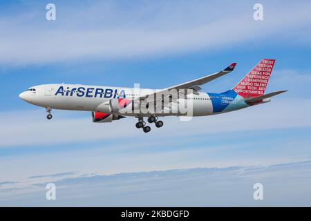 Air Serbia Airbus A330-200 mit der Registrierung YU-ARA, wie bei der endgültigen Landung auf dem New York JFK KJFK John F. Kennedy International Airport in blauem Himmel zu sehen. Das Großraumflugzeug Airbus A330 trägt die Registrierung YU-ARA, den Namen Nikola Tesla, ist mit dem Logo „Serbia creates“ in Sonderfarben gestrichen und verfügt über 2x GE-Düsentriebwerke. Die Fluggesellschaft JU ASL AirSerbia verbindet die serbische Hauptstadt Belgrad mit NYC. Die Fluggesellschaft gehört der Regierung Serbiens und Etihad Airways. 14. November 2019 - New York City, USA (Foto von Nicolas Economou/NurPhoto) Stockfoto