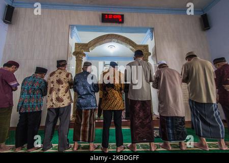 Indonesische Muslime führen am 26. Dezember 2019 in der Al-Fallah Moschee im Dorf Tangunan in Mojokerto, Ost-Java, ein besonderes Gebet mit dem Namen Salat al-Qusuf, oder Gebet der Finsternis, durch. (Foto von WF Sihardian/NurPhoto) Stockfoto