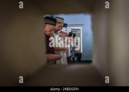 Indonesische Muslime führen am 26. Dezember 2019 in der Al-Fallah Moschee im Dorf Tangunan in Mojokerto, Ost-Java, ein besonderes Gebet mit dem Namen Salat al-Qusuf, oder Gebet der Finsternis, durch. (Foto von WF Sihardian/NurPhoto) Stockfoto