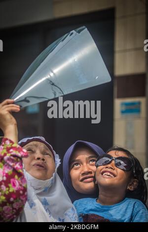 Indonesische muslime nutzen Röntgenbilder, um die ringförmige Sonnenfinsternis an der Al-Fallah Moschee in Mojokerto, Ost-Java, am 26. Dezember 2019 zu beobachten. (Foto von WF Sihardian/NurPhoto) Stockfoto