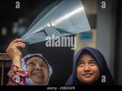 Indonesische muslime nutzen Röntgenbilder, um die ringförmige Sonnenfinsternis an der Al-Fallah Moschee in Mojokerto, Ost-Java, am 26. Dezember 2019 zu beobachten. (Foto von WF Sihardian/NurPhoto) Stockfoto