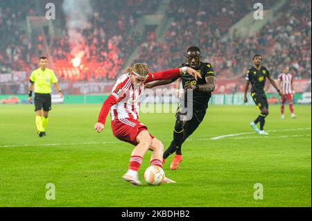 Athen, Lombardei, Griechenland. 3.. November 2022. JOSH BOWLER von Olympiacos FC im Wettbewerb mit DENNIS APPIAH (R) vom FC Nantes während des UEFA Europa League Group G Spiels zwischen Olympiacos FC und FC Nantes im Karaiskakis Stadium am 3. November 2022 in Athen, Griechenland. (Bild: © Stefanos Kyriazis/ZUMA Press Wire) Stockfoto