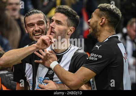 Fabian Schr (5) aus Newcastle United feiert sein Tor mit seinen Teamkollegen, nachdem er beim Premier League-Spiel zwischen Newcastle United und Everton im St. James's Park, Newcastle, am Samstag, dem 28.. Dezember 2019, 1-1 Punkte erzielt hatte. (Foto von Iam Burn/MI News/NurPhoto) Stockfoto