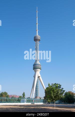 TASCHKENT, USBEKISTAN - 04. SEPTEMBER 2022: Taschkent Fernsehturm an einem sonnigen Septembermorgen Stockfoto