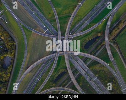 Kreuzung Autobahn Kreuzung Kreuzung Kreuzung Übersicht top down Antenne. Infrastruktur Straße und Autobahn fahren belebte Straße Kreisverkehr. Asphalt Stockfoto