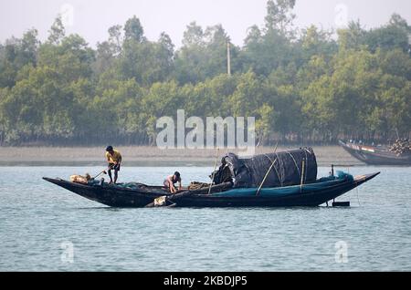 Indische Fischer fangen Fische in nebligen Morgen auf dem Matla Fluss im Sundarban, Süd 24 Parganas Bezirk von West Bengalen, Indien am Sonntag, 29.. Dezember 2019. Sundarbans ist der größte natürliche Mangrovenwald der Welt und gehört zum UNESCO-Weltkulturerbe. (Foto von Sonali Pal Chaudhury/NurPhoto) Stockfoto