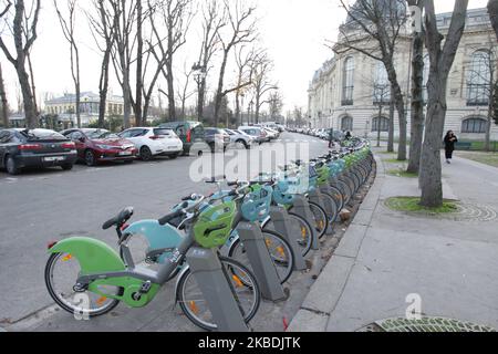 Fahrräder und Autos parkten während des allgemeinen Verkehrsstreiks am 28. Dezember 2019 in Paris, Frankreich, auf der Kleber Avenue. Die französischen Gewerkschaften streiken nach 25 Tagen weiterhin gegen das System der Rentenreformpläne. (Foto von Paulo Amorim/NurPhoto) Stockfoto