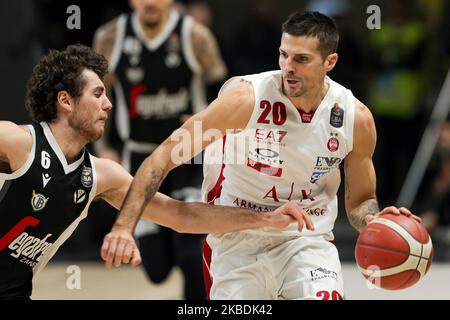 Andrea Cinciarini und Alessandro Pajola während des Italien Lega Basket of Serie A-Spiels zwischen Segafredo Virtus Bologna und A/X Armani Exchange Milano in der Virtus Segafredo Arena am 29. Dezember 2019 in Bologna, Italien. (Foto von Emmanuele Ciancaglini/NurPhoto) Stockfoto