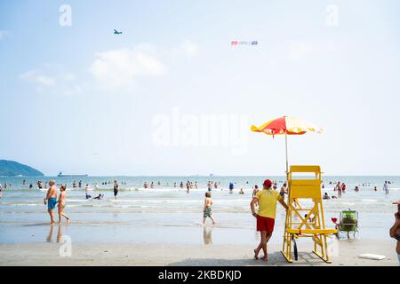 Ein Rettungsschwimmer, der sich während eines Sommertages am Gonzaga-Strand in Santos, Brasilien, um die Menschenmenge gewacht hat, 29. Dezember 2019. (Foto von: Stockfoto