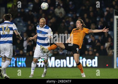 Toni Leistner von den Queens Park Rangers führt den Ball an, während Tom Eaves von Hull City während des Sky Bet Championship-Spiels zwischen Queens Park Rangers und Hull City am Samstag, dem 28.. Dezember 2019, im Loftus Road Stadium in London seinen Fuß hoch legt. (Foto von Jacques Feeney/MI News/NurPhoto) Stockfoto