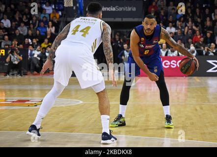 Adam Hanga und Jeffery Taylor während des Spiels zwischen dem FC Barcelona und Real Madrid, das der 16. Liga ACB entspricht, spielten am 29. Dezember 2019 im Palau Blaugrana in Barcelona, Spanien. (Foto von Noelia Deniz/Urbanandsport/NurPhoto) Stockfoto