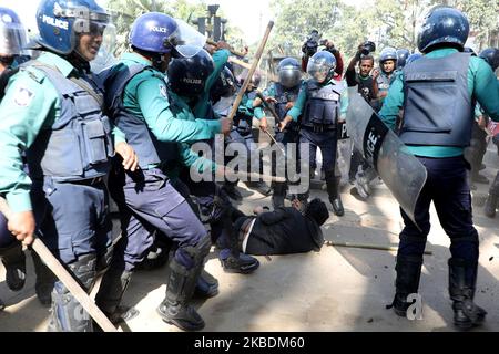 Während eines „Schwarzen Tages in der Demokratie“ mit schwarzer Flagge, der von den Mitgliedern der Linken Demokratischen Allianz vor dem National Press Club anlässlich der letztjährigen Parlamentswahlen am 30. Dezember 2019 in Dhaka, Bangladesch, organisiert wurde, finden Zusammenstöße zwischen Polizei und Demonstranten statt. (Foto von Mamunur Rashid/NurPhoto) Stockfoto