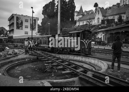 (ANMERKUNG DER REDAKTION: Bild wurde in Schwarz-Weiß umgewandelt) sowohl Dampf- als auch Dieselmotoren fahren die Züge in täglichen Abständen am 20.. Dezember 19 in Darjeeling, Indien. Darjeeling Himalayan Railway ist eine der ältesten zwei Meter Spurweite in Indien, die von den Briten besiedelt wurde. Heute wurde es am 5.. Dezember 1999 zum UNESCO-Weltkulturerbe erklärt. . (Foto von Dipayan Bose/NurPhoto) Stockfoto