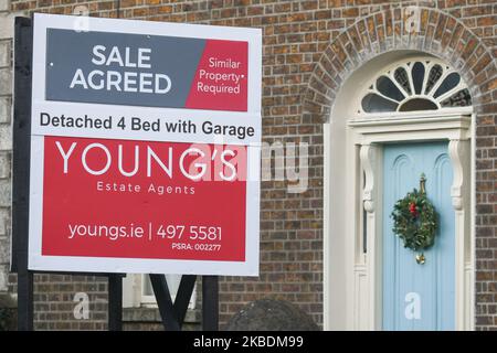 Ein Immobilienmakler Zeichen Werbung 4-Bett-Haus zum Verkauf in Ranelagh. Laut dem jüngsten Jahresbericht von Daft.ie beginnen die Hauspreise in Irland zu sinken. In Dublin fielen die Preise insgesamt um 1,2 %, wobei der tatsächliche Durchschnittspreis für die Region Dublin von €298.939 im Westen des Landes bis zu €566.776 im Süden schwankt. Am Montag, den 30. Dezember 2019, in Dublin, Irland. (Foto von Artur Widak/NurPhoto) Stockfoto