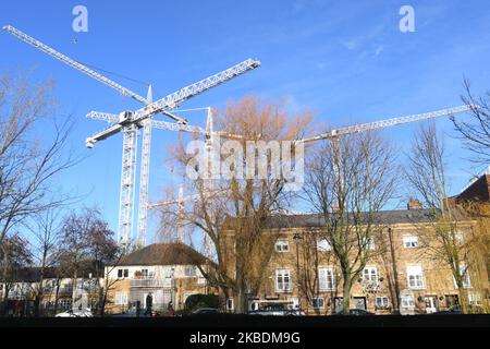 Eine Baustelle mit Turmdrehkranen in der Nähe von Portobello in Dublin. Laut dem jüngsten Jahresbericht von Daft.ie beginnen die Hauspreise in Irland zu sinken. In Dublin fielen die Preise insgesamt um 1,2 %, wobei der tatsächliche Durchschnittspreis für die Region Dublin von €298.939 im Westen des Landes bis zu €566.776 im Süden schwankt. Am Montag, den 30. Dezember 2019, in Dublin, Irland. (Foto von Artur Widak/NurPhoto) Stockfoto