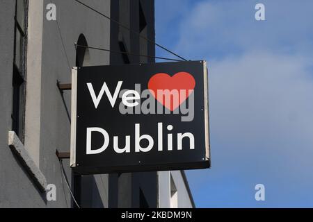 Schild „We love Dublin“, das an ein altes Gebäude im Zentrum von Dublin angeschlossen ist. Laut dem jüngsten Jahresbericht von Daft.ie beginnen die Hauspreise in Irland zu sinken. In Dublin fielen die Preise insgesamt um 1,2 %, wobei der tatsächliche Durchschnittspreis für die Region Dublin von €298.939 im Westen des Landes bis zu €566.776 im Süden schwankt. Am Montag, den 30. Dezember 2019, in Dublin, Irland. (Foto von Artur Widak/NurPhoto) Stockfoto