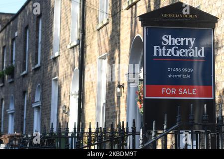 Ein Immobilienmakler Zeichen Werbung für ein Haus zum Verkauf in Ranelagh. Laut dem jüngsten Jahresbericht von Daft.ie beginnen die Hauspreise in Irland zu sinken. In Dublin fielen die Preise insgesamt um 1,2 %, wobei der tatsächliche Durchschnittspreis für die Region Dublin von €298.939 im Westen des Landes bis zu €566.776 im Süden schwankt. Am Montag, den 30. Dezember 2019, in Dublin, Irland. (Foto von Artur Widak/NurPhoto) Stockfoto