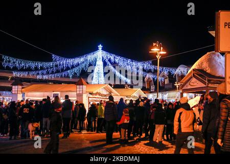 Hunderte von Menschen nahmen an der Fackelprozession der Skilehrer während der weißen Nacht von Sestriere Teil und drängten dann am 30. Dezember 2019 das Zentrum der Bergstadt Sestriere, Italien. (Foto von Mauro Ujetto/NurPhoto) Stockfoto