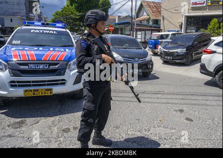 Ein bewaffneter Polizeibeamter steht am 31. Dezember 2019 auf einer der Straßen in Palu, Zentral-Sulawesi, Indonesien, Wache. Im Vorfeld der Neujahrsfeier 2020 werden Polizeibeamte an verschiedenen Stellen der Menge eingesetzt, um als Vorwegnahme auf die Bedrohung durch Aufregung vor allem Terroranschläge während der Feier des Jahreswechsel zu wachen. (Foto von Basri Marzuki/NurPhoto) Stockfoto