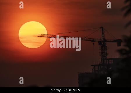 Die Sonne geht am letzten Tag des Jahres in Yangon, Myanmar, am 31. Dezember 2019 unter. (Foto von Shwe Paw Mya Tin/NurPhoto) Stockfoto