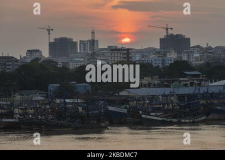 Die Sonne geht am letzten Tag des Jahres in Yangon, Myanmar, am 31. Dezember 2019 unter. (Foto von Shwe Paw Mya Tin/NurPhoto) Stockfoto