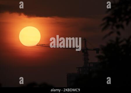 Die Sonne geht am letzten Tag des Jahres in Yangon, Myanmar, am 31. Dezember 2019 unter. (Foto von Shwe Paw Mya Tin/NurPhoto) Stockfoto