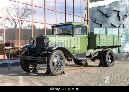 KIROVSK, RUSSLAND - 24. OKTOBER 2022: Legendärer sowjetischer LKW GAZ-AA (Polutorka) an einem sonnigen Tag aus der Nähe Stockfoto