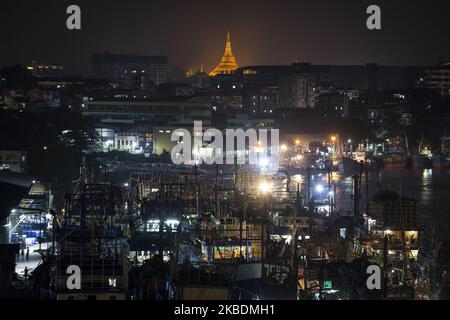 Die Nachtansicht der Stadt Yangon am letzten Tag des Jahres in Yangon, Myanmar am 31. Dezember 2019. (Foto von Shwe Paw Mya Tin/NurPhoto) Stockfoto